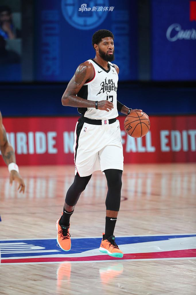 雨让场地积 雨让场地积